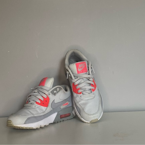 Nike Air Max: Size 5 Youth: Some creases but could be fixed w crease protectors - Picture 2 of 6